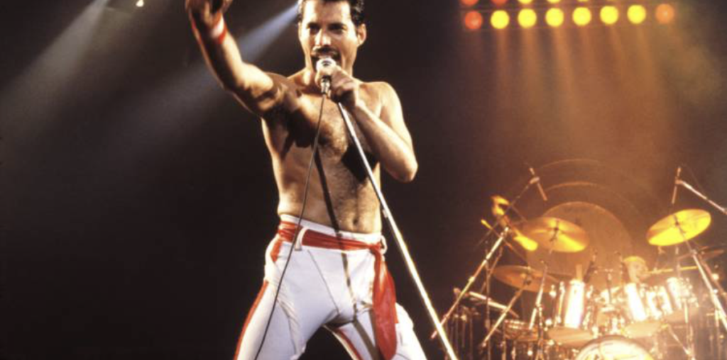 Comment gérer son stress avant de monter sur scène ? Tout d'abord bien s'échauffer la voix comme Freddie Mercury.