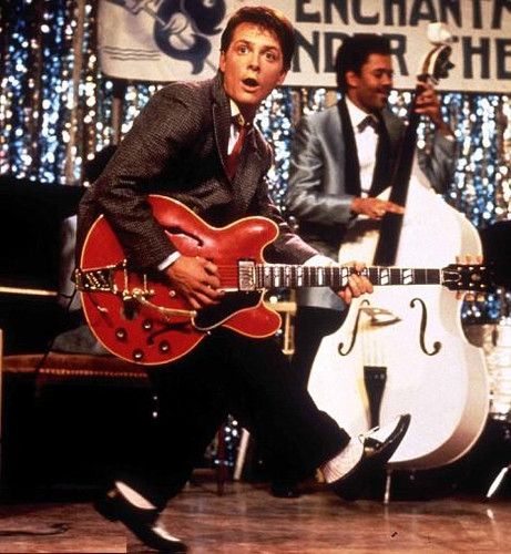Marty McFly jouant "Johnny be good" dans le film : Retour vers le futur.